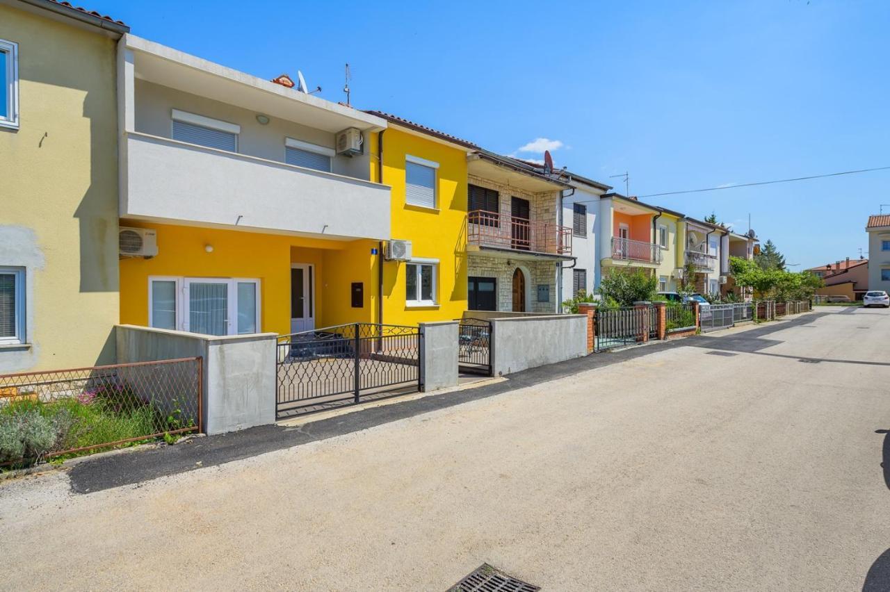 House With Apartments Mila Umag Exterior photo