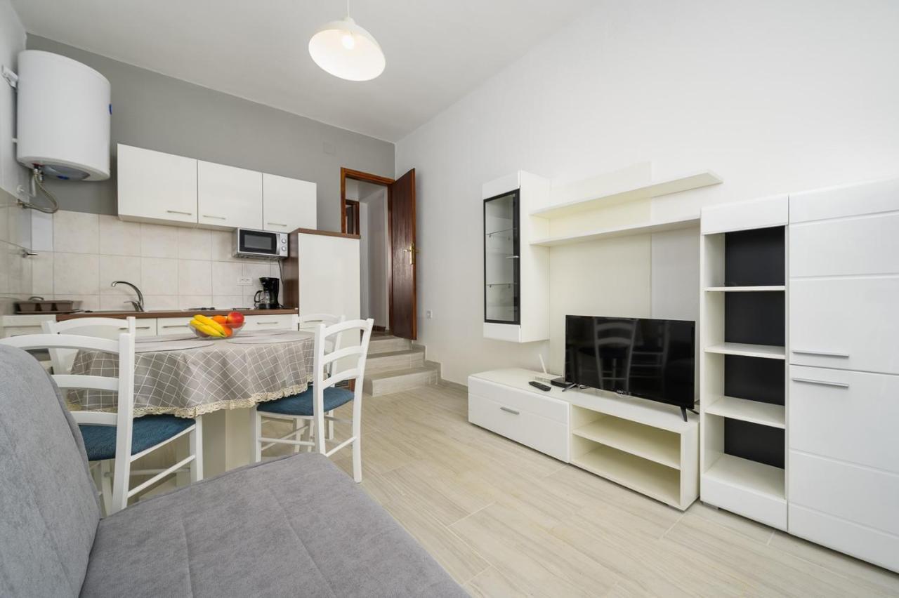 House With Apartments Mila Umag Exterior photo